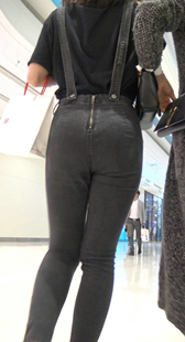 紧身背带灰牛仔紧臀少女