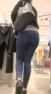 服装店翘臀牛仔裤少女