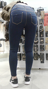 紧身牛仔宽臀紧内痕美女等你一战