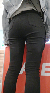 商场翘臀黑裤大学妹