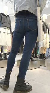 紧身包臀牛仔学生妹来逛街