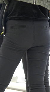 紧身牛仔裤宽大臀熟女