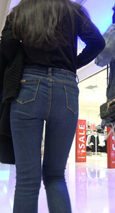 商场紧身包臀牛仔深沟少女