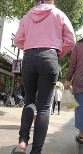 超紧灰牛仔肥大臀少妇