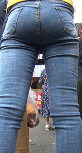 牛仔裤包臀很有肉感