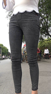 打底裤翘紧臀美少妇