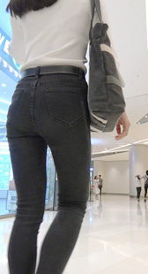 商场细腰大宽臀长发美女