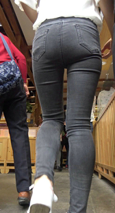 紧身打底裤紧臀紧内痕美女