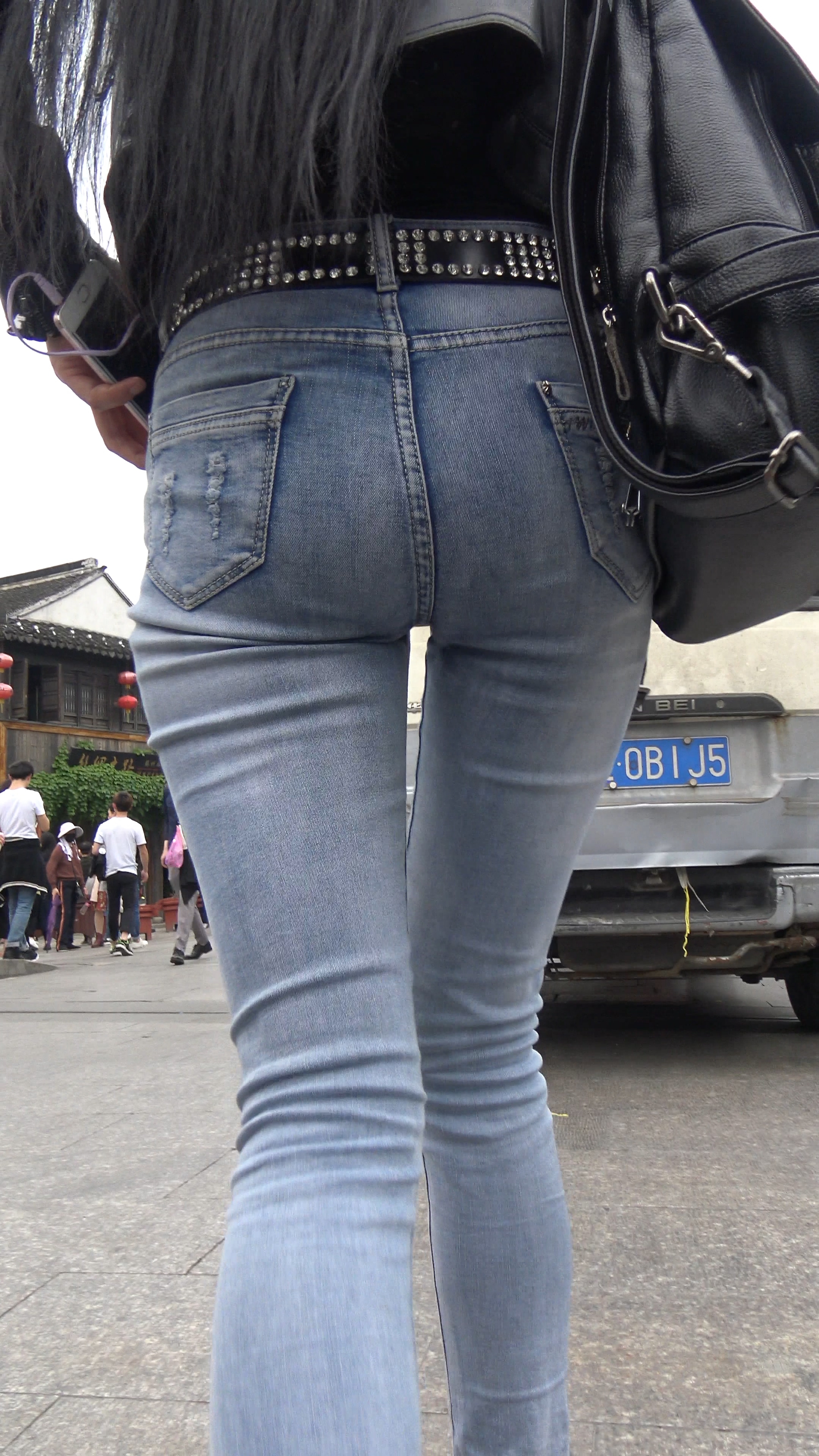 警惕或许是件好事，不过就你这幅长相，估计晚上也没人会来找你