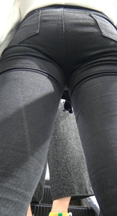 重口味黑裤巨臀上电梯