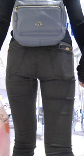 背包大屁股紧臀少妇