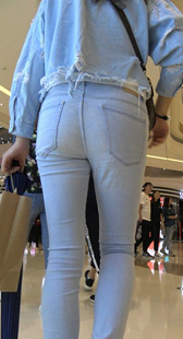 紧身牛仔包臀长发美少妇