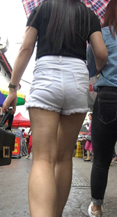 街拍白热裤长腿少女