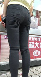 翘臀打底裤紧内痕少女排队