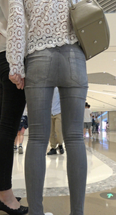 商场灰紧包臀牛仔少妇