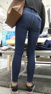 服装店蓝牛翘臀美女身材好