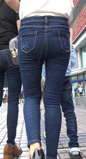 街拍蓝牛包臀宽臀少妇