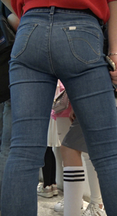 奶茶店里偶遇母子俩买茶喝