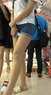 购物街总少不了争鲜斗艳的少妇，就算输也要斗