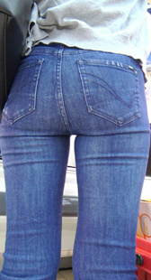 超市里的深蓝色包臀紧身裤，人美，臀更美