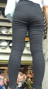 打底裤大长腿紧臀少妇