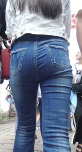 街拍紧身牛仔翘臀少妇