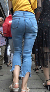 身材虽瘦，但紧身裤一穿立刻凹显重要部位