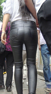 六一献礼古街的下午有了紧身皮裤的衬托，就显得格外漂亮