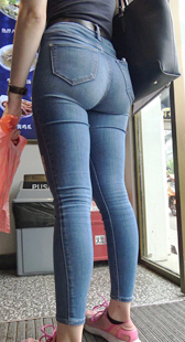 六一献礼蓝色紧身及翘臀外国美女