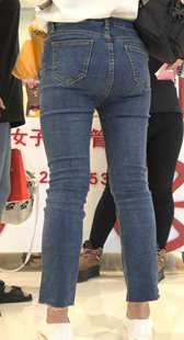 下午茶偶遇会卖弄自己的紧身裤妹子