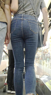 学生妹在超市穿着紧身裤购物