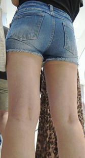 偶遇紧身热裤卖骚妹子浑然不知我正在欣赏你的翘臀第一季