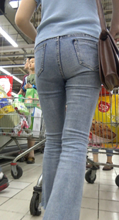 超市紧身包臀灰牛仔美女