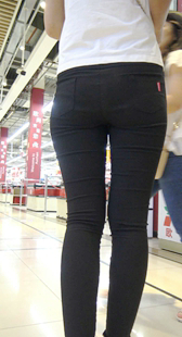 超市里的黑色瘦身裤