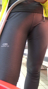 练完瑜伽的紧身瑜伽裤美女顺便买些吃的回