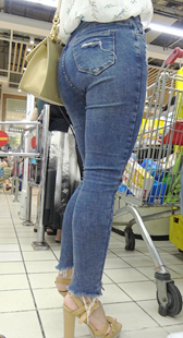 结账时看见紧致丰臀牛仔裤，男友看的紧
