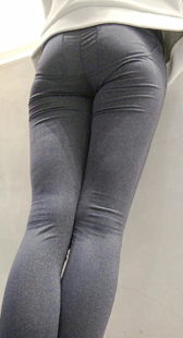 端午节献礼奶茶店等候买单的瑜伽裤