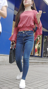 端午节献礼购物街遇蓝紧身裤美女身材丰满，臀部翘，不拍不行