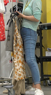 拍摄到后期才突然发现是服务员