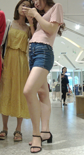 一群美女购物，就有这么一个紧身裤挑剔的不行，总嫌贵