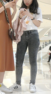 和闺蜜逛街就得显露自己的紧身裤身材，要不然怎么吸引人第二季