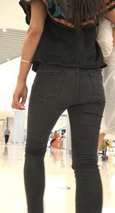 购物商城里的灰色紧身裤妹子