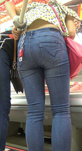 母女两逛超市，女儿的肥臀吸引了我第二季