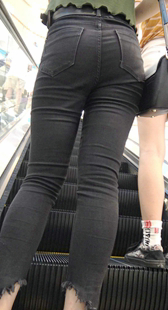 上电梯就看见灰色紧身裤