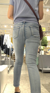 商场紧身灰牛仔美臀美女
