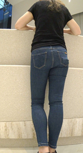 购物城发现经典紧身牛仔裤少妇第一季