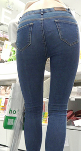 购物城的露腰紧身裤妹子