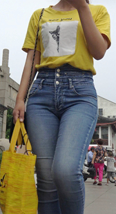 购物街遇到牛仔紧身裤妹子，虽矮，但很性感第二季