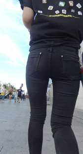 街拍黑牛仔深沟少妇