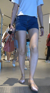 牛仔的紧身热裤才是最吸睛的